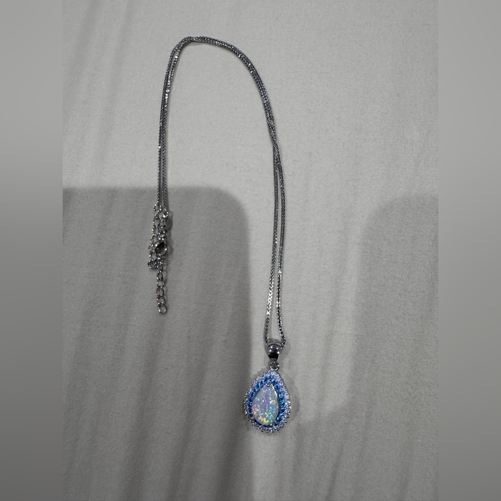 Sterling Silver Women’s Elegant Blue and Silver Pendant Necklace New
